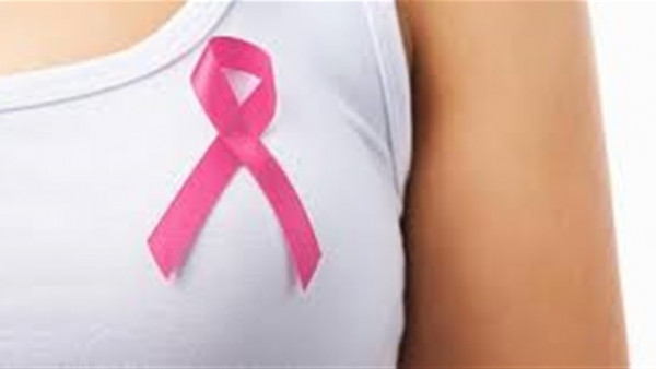 المرض ليس رقيقاً بالمرة.. سيدة تهاجم شعار سرطان الثدي الوردي وتدعو لوقف استخدامه