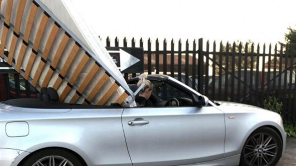استخدام جديد لسيارة بي إم دبليو.. امرأة تحمل سريرا بداخلها تشعل تويتر