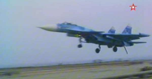فيديو نادر لمقاتلة "سوخوى" تهبط على حاملة طائرات