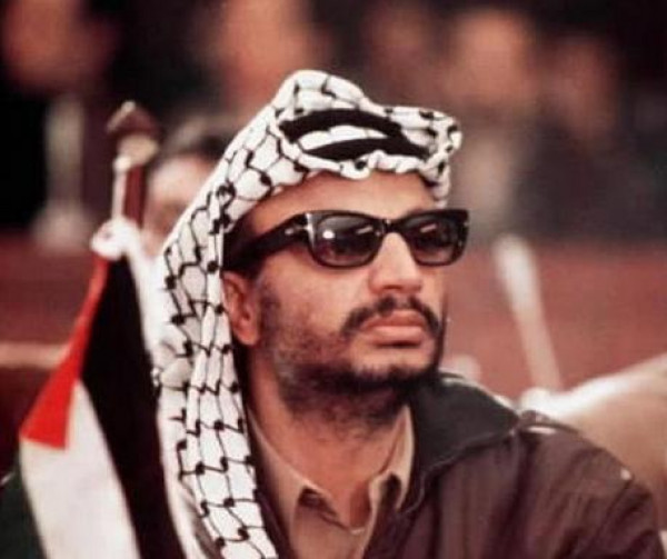 شاهد: فنان فلسطيني يحيي ذكرى رحيل عرفات بلوحة فنية فريدة