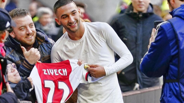 شاهد: لاعب مغربي يخطف الأنظار بـ"إنسانيته" مع مشجع من ذوي الاحتياجات الخاصة