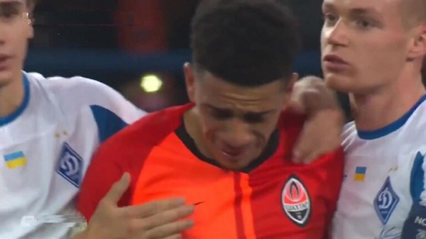 شاهد: لاعب برازيلي يرد على الإهانات العنصرية بإشارة خارجة ويجهش بالبكاء