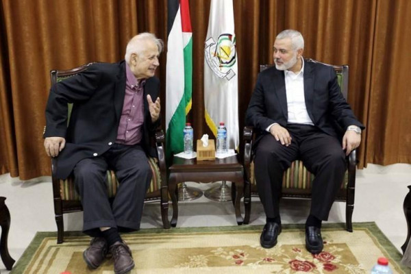 وفد لجنة الانتخابات برئاسة حنا ناصر يصل قطاع غزة
