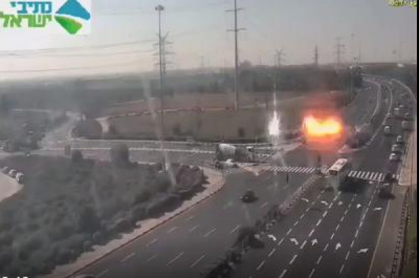 شاهد لحظة سقوط صاروخ فلسطيني وسط الطريق السريع في أسدود