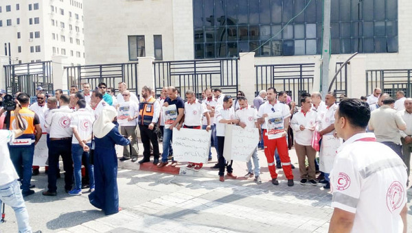 نقابة العاملين في الهلال الأحمر تنفذ وقفة احتجاجية أمام المقر العام بالبيرة
