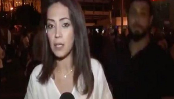 رد فعل غير متوقع لمذيعة "سكاي نيوز" بعد تقبيلها من قبل متظاهر لبناني