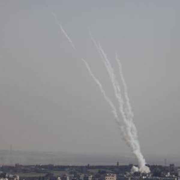 سرايا القدس وكتائب المجاهدين تُعلنان قصف عسقلان وسديروت بـ 20 صاروخ جراد