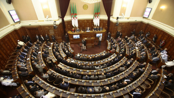 البرلمان الجزائري يتبنى قانونا اقتصاديا "مثيرا للجدل"