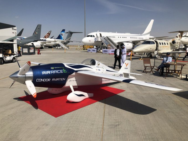 إزاحة الستار عن أول طائرة سباق كهربائية خلال معرض دبي للطيران