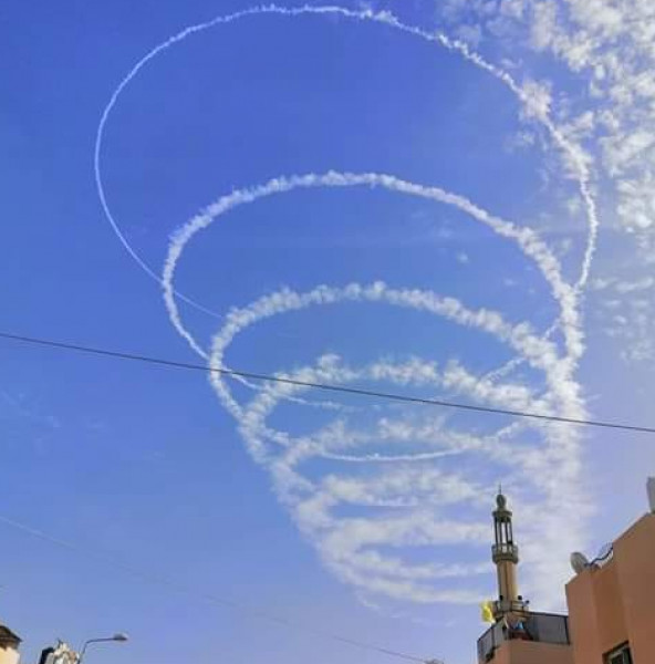شاهد: طلعات جوية "غريبة" للطائرات الإسرائيلية بسماء قطاع غزة