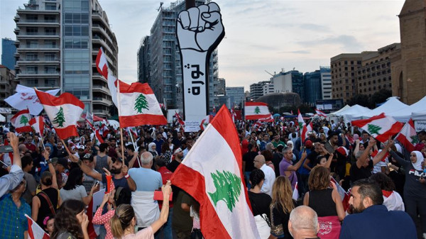 المحتجون في لبنان يحاولون منع انعقاد جلسة للبرلمان