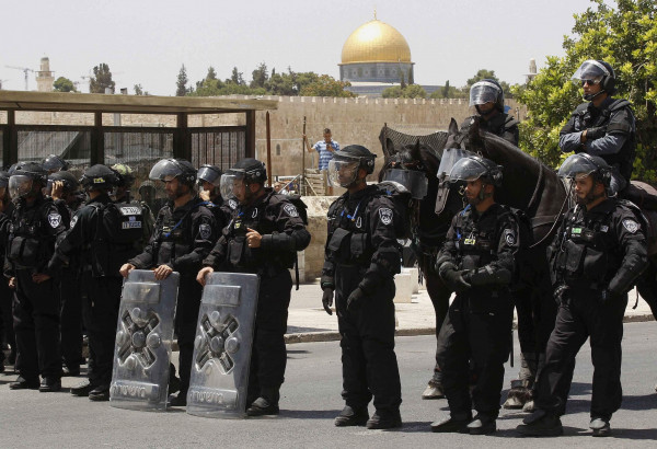 شاهد: الاحتلال يُغلق عدة مؤسسات فلسطينية في القدس