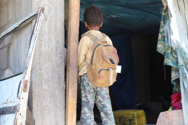 مؤسسة التنوير للتنمية توزع حقائب مدرسية على مخيمات النازحين