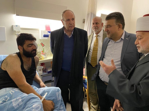 النائب جبارين ووفد مقدسي في زيارة للصحفي معاذ عمارنه في المستشفى