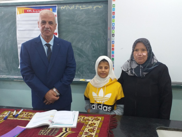 الطالبتان سلام أبو قمر وسارة أحمد تنفذان درسان توضيحيان بالفيزياء واللغة الإنجليزية