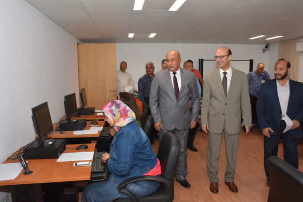 رئيس جامعة أسيوط يتفقد الدورات التدريبية للعاملين بالمكتبة المركزية