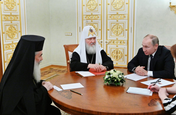 بوتين يلتقي البطريرك ثيوفيلوس ويدعم جهوده في حماية العقارات الأرثوذكسية