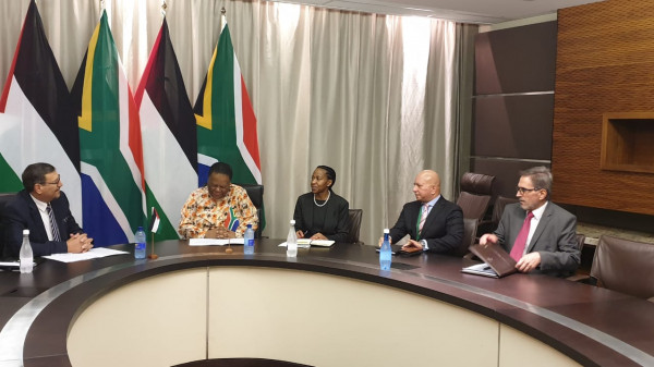 الدجاني يودع وزيرة العلاقات الدولية والتعاون بمناسبة انتهاء مهامها بجمهورية جنوب أفريقيا