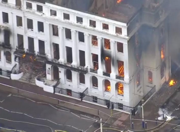 شاهد: النار تلتهم فندقا في بريطانيا عمره 165 عاما