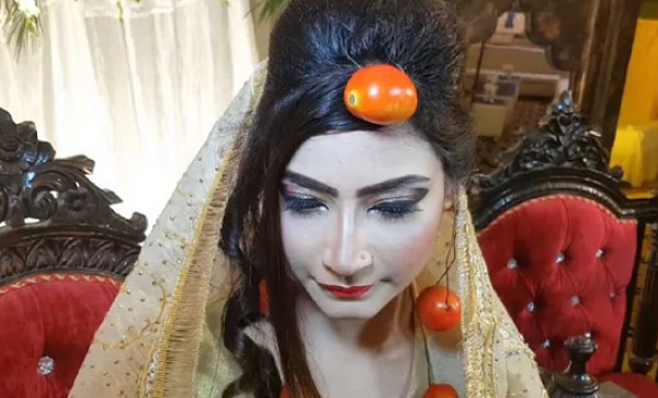 شاهد: عروس باكستانية ترتدى شبكة من الطماطم بدلاً من الذهب