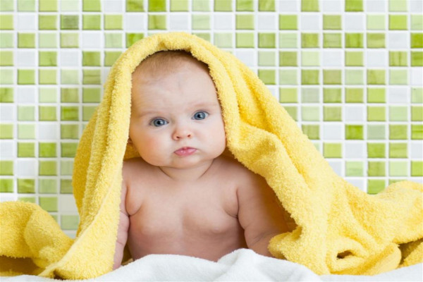 5 نصائح تمنع إصابة طفلك بالبرد أثناء الاستحمام