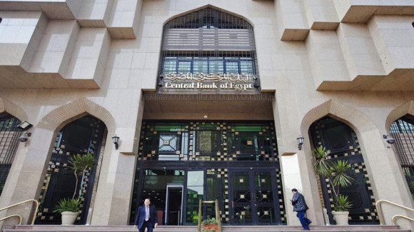 مصر تقترض 1.1 مليار دولار لسد عجز الموازنة