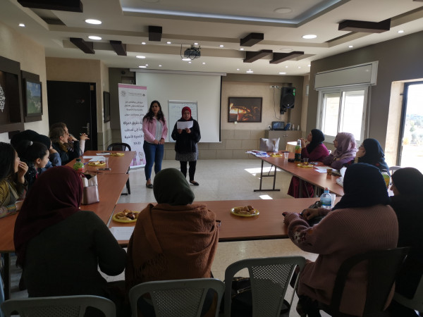 المركز الفلسطيني ومؤسسة لاجئ ينفذان نشاطاً حول حقوق المرأة في المخيمات