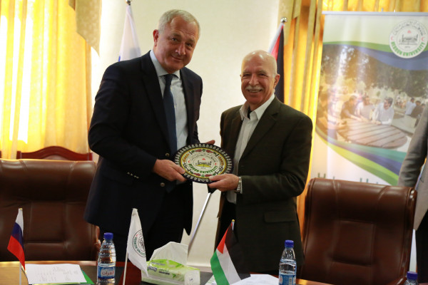 جامعة الخليل تستقبل سفير جمهورية روسيا الاتحادية لدى دولة فلسطين