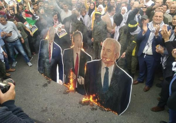 محتجون يحرقون صور الرئيس ترامب وسط نابلس