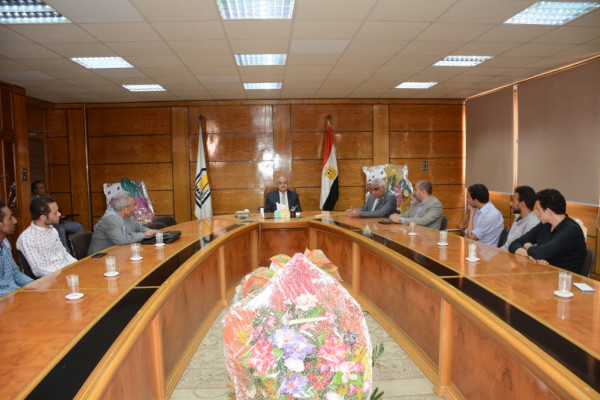 رئيس جامعة أسيوط يكرم فريق كلية الهندسة الفائز بمسابقة كاسحة الألغام بالصين