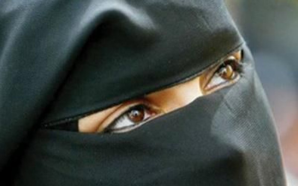 سعودية تخسر بناتها بسبب كشف وجهها في لقاء تلفزيوني