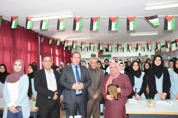 كميل يحاضر في بنات مدرسة ديراستيا الثانوية حول حياة ياسر عرفات