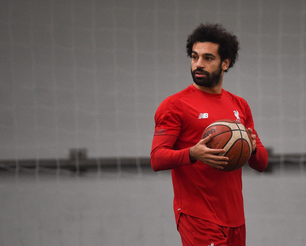 صور: نجم ليفربول محمد صلاح يلعب كرة السلة
