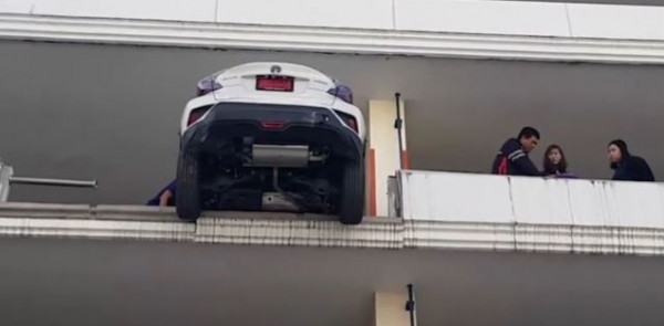 فيديو مرعب.. كيف وصلت المرأة بسيارتها إلى هنا؟