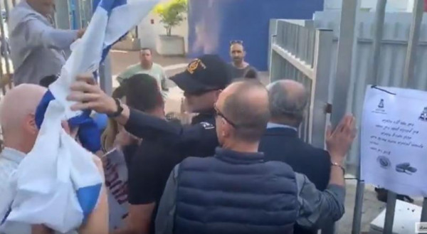 شاهد: إسرائيليون متشددون يعتدون على أحمد الطيبي