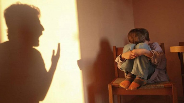 فيديو لمعلم يضرب طالبًا يثير ضجة في الأردن.. ووزارة التربية تتوعد