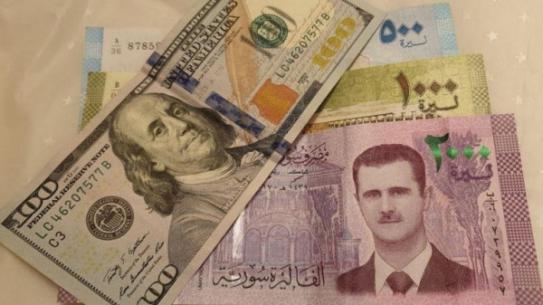 سوريا.. صعود جنوني للدولار ينذر بأزمة اقتصادية حادة