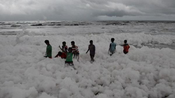 "رغوة بيضاء برائحة حادة" تغطي شواطئ تشيناي بالهند