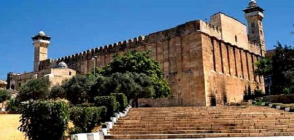 وزارة الأوقاف تُحذّر من اعتلاء فرق هندسية إسرائيلية سطح الحرم الإبراهيمي الشريف