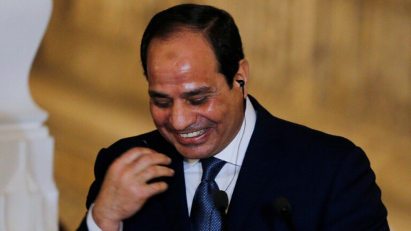 شاهد: السيسي يوجه سؤالا "مضحكا" لرئيس الهيئة الهندسية للجيش المصري