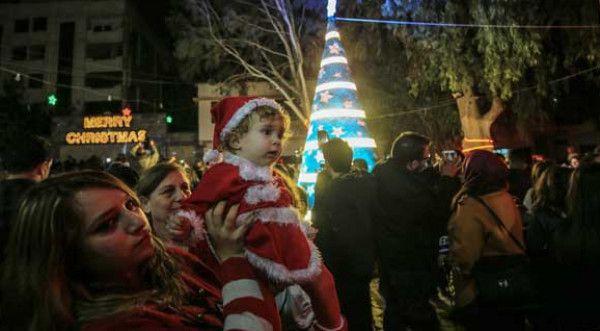 شاهد: شجرة الميلاد تُضيء سماء غزة