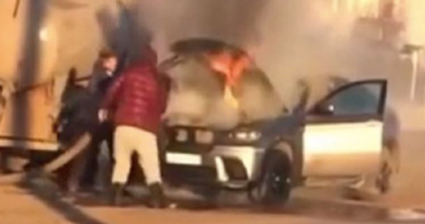 فيديو مروّع.. سرعة بديهة تُنقذ سيارة "BMW" مشتعلة