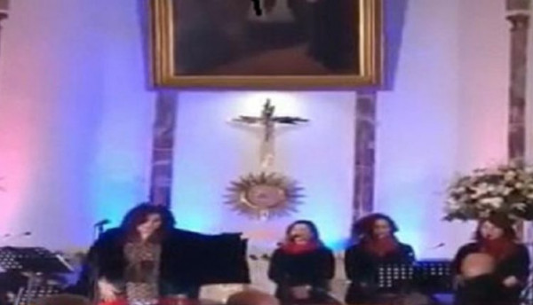 مطربة لبنانية تشعل مواقع التواصل بغنائها "طلع البدر علينا" داخل كنيسة