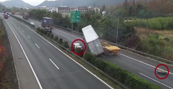 فيديو هذا الحادث يؤكد.. احذر الشاحنات على الطرق السريعة