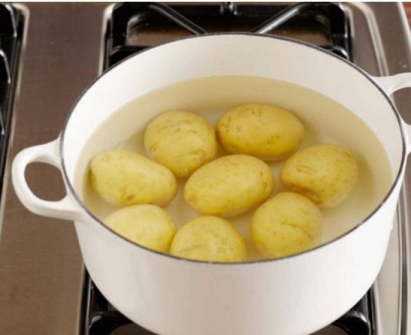 هذه الطريقة تمنع تشقق وتفتت حبات البطاطا أثناء السلق