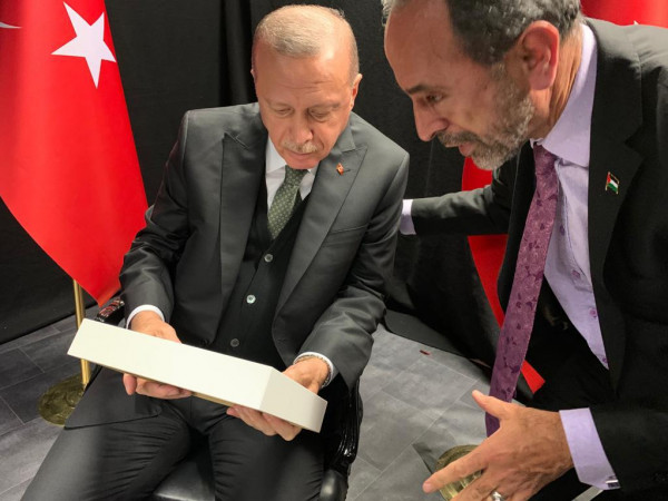 المنتدى الفلسطيني يلتقي أردوغان ويسلمه وحرمه هدايا رمزية مرتبطة بالقضية والتراث الفلسطيني
