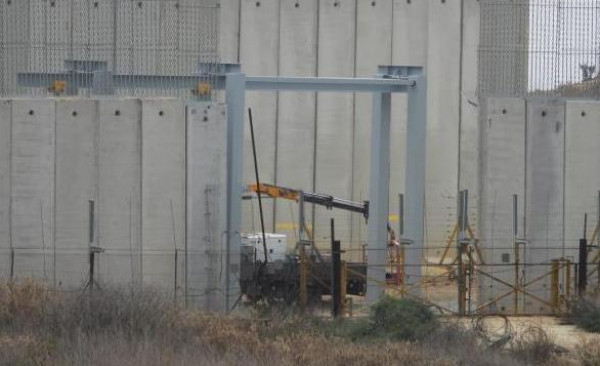 اسرائيل تضع بوابة حديدية على الجدار الاسمنتي عند الحدود اللبنانية الجنوبية