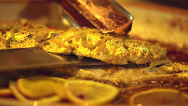 مطعم إماراتي يقدم سمكة مغطاة بالذهب