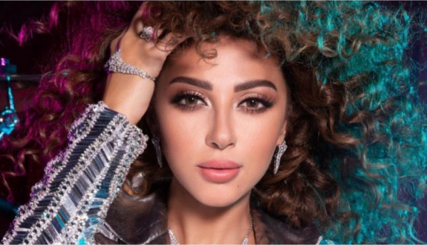 شاهد: سعودية تتحدى ميريام فارس بالرقص في حفل الرياض.. والفنانة ترد