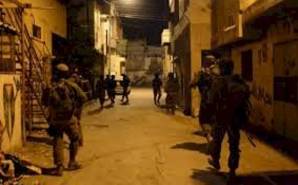 الاحتلال يعتقل خمسة مواطنين بينهم أسيرة محررة في رام الله